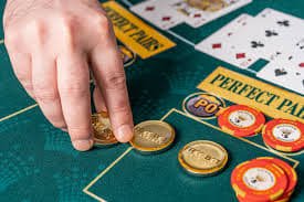 Tampilan meja Bandar Poker live dealer di platform 66menang dengan dealer profesional